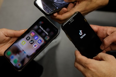 Uno de cada cinco jóvenes españoles invierte más de dos horas diarias en TikTok