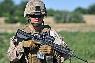 Marines de EU asignan por primera vez a dos mujeres a puestos de combate