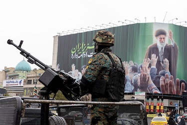 32 países acuerdan la mayor liberación de reservas de petróleo de la historia mientras 3 buques son atacados en el estrecho de Ormuz