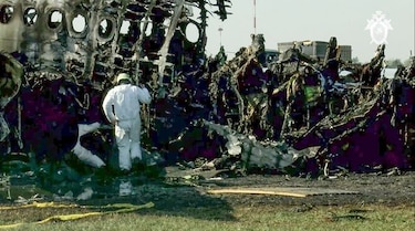 Recuperan  las cajas negras del avión incendiado en Moscú