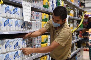 Publican reglamentación de la venta de licor; solo se permite el consumo en domicilios
