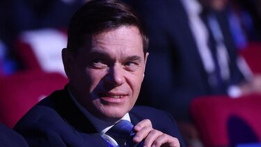 El yate de lujo del hombre más rico de Rusia que sí puede navegar por el estrecho de Ormuz pese al bloqueo de Irán