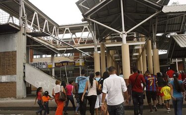 Multarán a peatones que no usen los pasos elevados