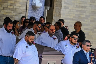 Una semana después del tiroteo, Uvalde empieza a enterrar sus muertos