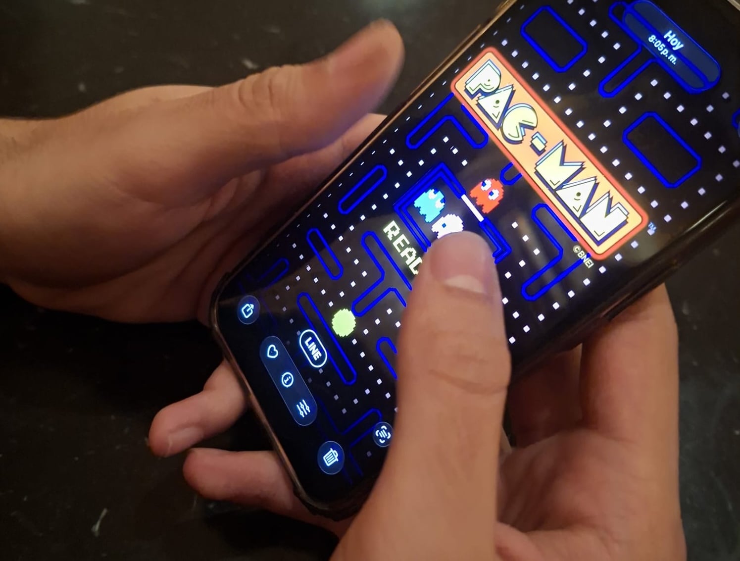 Las manos de Dante con su teléfono móvil