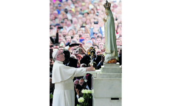 El papa ante la virgen de fátima