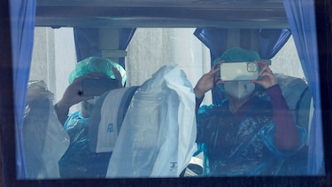 En imágenes: la evacuación de los pasajeros del crucero afectado por el hantavirus en España