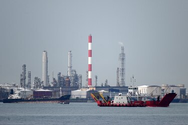 El petróleo de Brent cierra en fuerte baja de 13% a 111.14 dólares