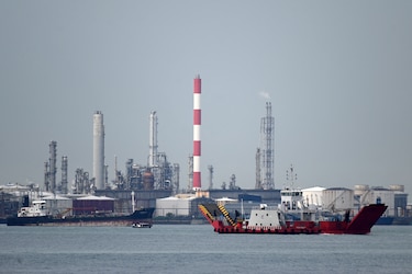 El petróleo de Brent cierra en fuerte baja de 13% a 111.14 dólares