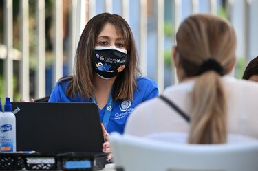 Profesores de California tendrán que vacunarse contra la Covid-19 o realizarse exámenes semanales
