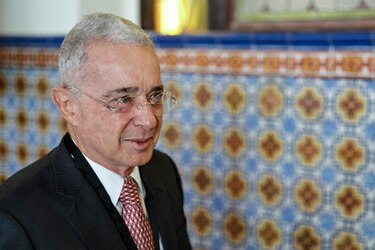 Fiscalía colombiana cita para acusación a Uribe por denuncia de calumnia contra periodista