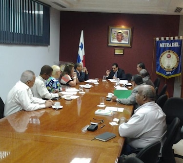 Carles realiza primer acercamiento con trabajadores del sector público