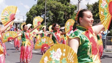Estudiantes se exhiben en los desfiles patrios