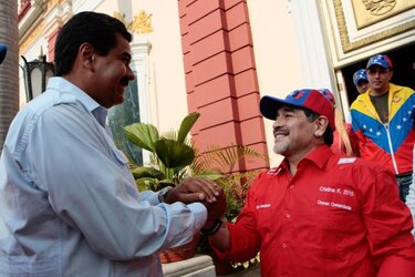 Maradona visita la tumba de Chávez y pide votar por Maduro