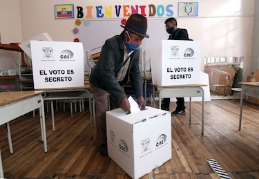 Ecuador define en las urnas ajustado duelo presidencial entre la izquierda y la derecha