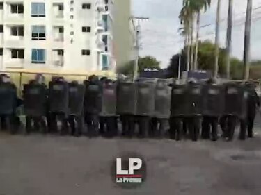 La Policía sofoca manifestación en Senniaf y Cortizo pide que responsables de los abusos sean castigados, pero no anuncia destituciones