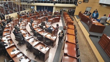 Contraloría enfrenta a la Asamblea Nacional por contratos