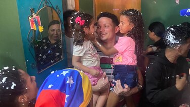 “Es un infierno lo que vivimos en El Salvador”: un barrio de Venezuela festeja el regreso de 4 repatriados que denuncian abusos en el CECOT