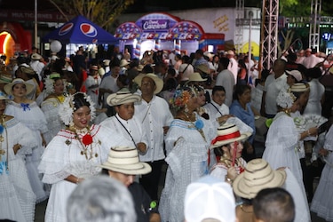 La pollera blanca se luce en desfile de la Feria Internacional de David