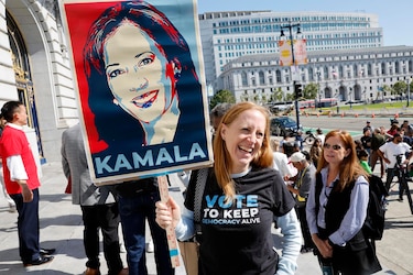 Kamala Harris alcanza el apoyo de suficientes delegados para garantizar su nominación