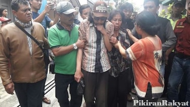 Una familia indonesia vivía con cuerpos de familiares esperando que resucitaran