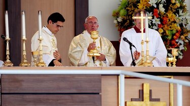 Papa pide ayuda para la familia en primera misa campal en Ecuador