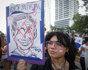 ‘Abajo el contrato minero’ piden los ciudadanos en una protesta en la cinta costera