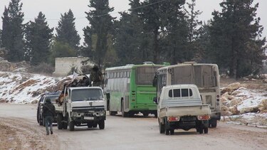 Decenas de vehículos evacuan a los últimos rebeldes de Alepo