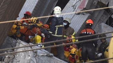 Una niña y tres adultos hallados vivos entre los escombros en Taiwán