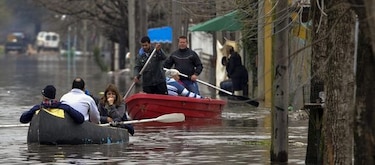 Tres muertos y 20 mil evacuados por inundaciones; Gobierno duplica ayuda