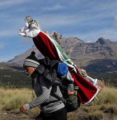 Peregrinos desbordan su fe en la Virgen caminando por las carreteras de México