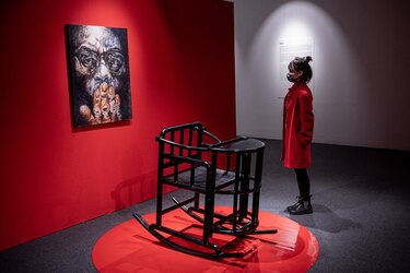 Badiucao desafía la censura china con exposición irreverente en Italia