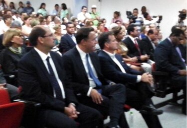 Agentes policiales desalojan a jóvenes que se oponen al pacto por la familia