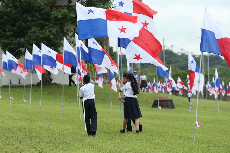 Siembran unas 700 banderas en la Ciudad del Saber