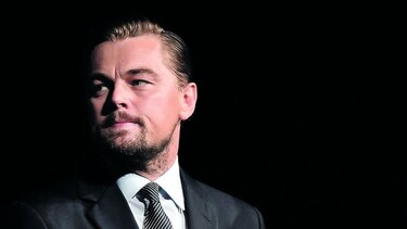 DiCaprio entrega regalos obtenidos