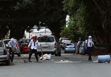 Institutores protestan en la Avenida los Mártires