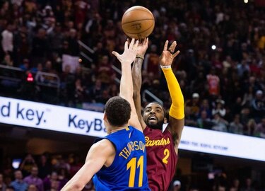 Con canasta de Irving, Cavaliers vencen de nuevo a Warriors