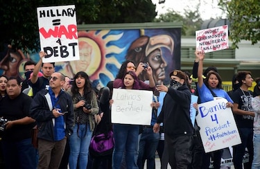 Acto de campaña de Clinton desata protestas en Los Ángeles