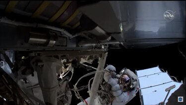 Dos astronautas de la ISS realizan caminata espacial
