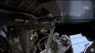 Dos astronautas de la ISS realizan caminata espacial