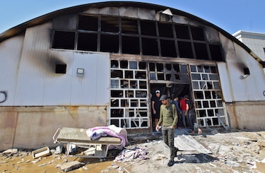 ‘Vinieron para curarse y salen en féretros’, la rabia tras el incendio en un hospital de Irak
