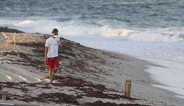 La 'marea roja' llegó a las playas de Miami