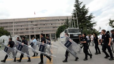Turquía admite por primera vez 'errores' en las purgas