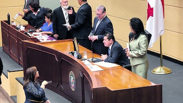 Indignación ciudadana por anomalías en la Asamblea