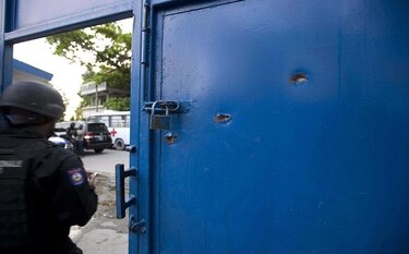 Escapan de prisión cerca de 100 reos en Haití