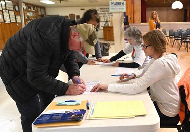 Aún se aguardan resultados tras fiasco en primarias demócratas de Iowa