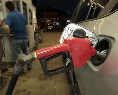 El viernes baja el precio del litro de los combustibles