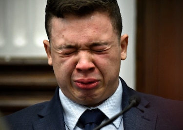 Joven acusado en Estados Unidos de asesinar a dos manifestantes se echa a llorar en una audiencia