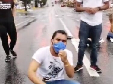 La Policía arresta a jóvenes que protestaban contra la cuarentena, en Calle 50