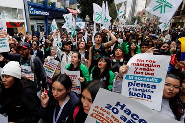 Defensores de las reformas laboral y de la salud de Petro salen a las calles de Colombia